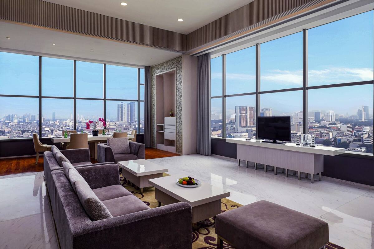 Superior suite (Penthouse) | Een kluis op de kamer, een bureau, een laptopwerkplek