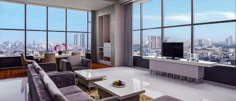 Suite (Penthouse) | In-room safe, desk, laptop workspace, blackout curtains