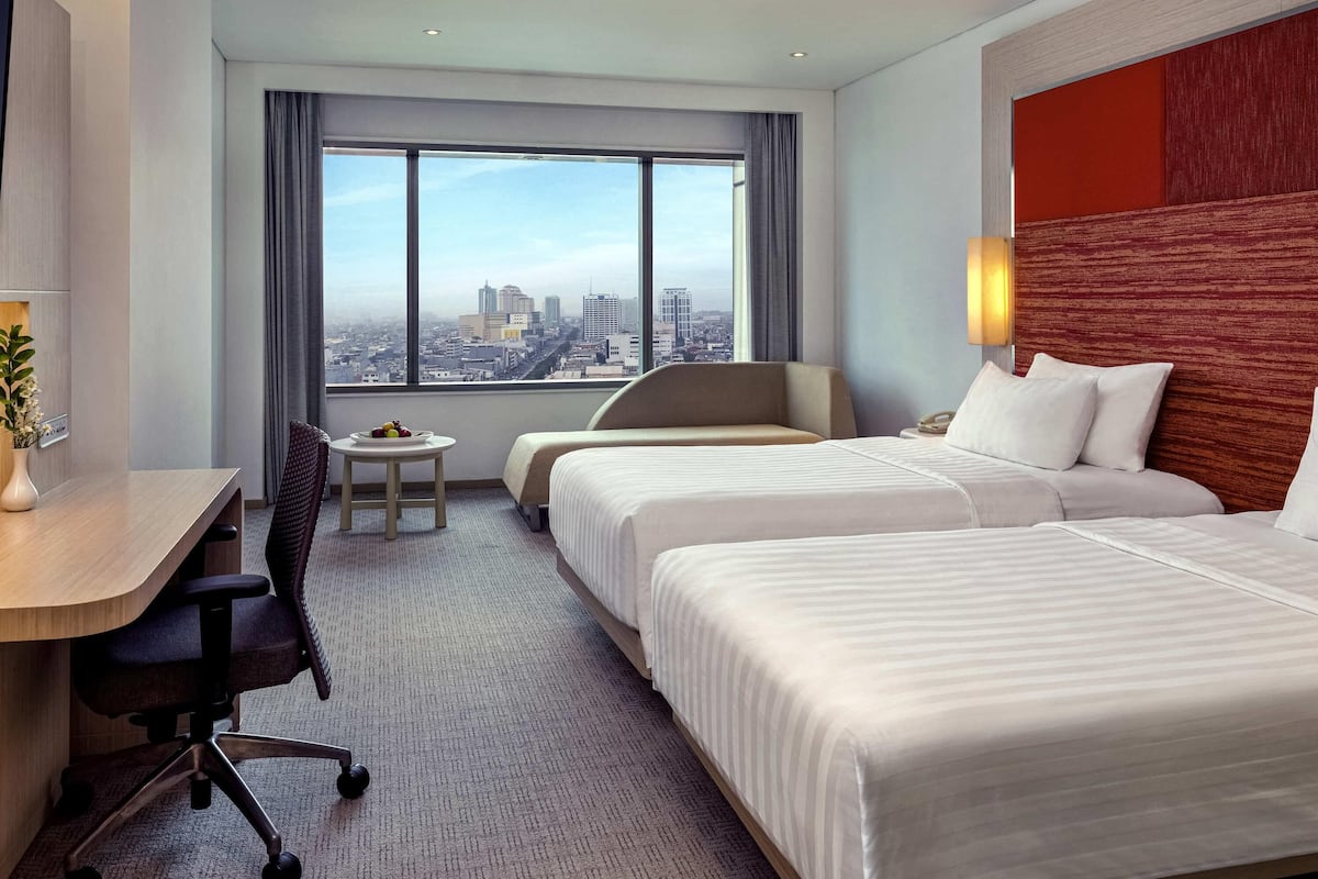 Habitación Deluxe, 2 camas individuales | Caja de seguridad en la habitación y escritorio