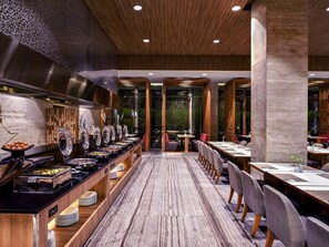 Melayani sarapan dan makan siang dengan sajian masakan internasional