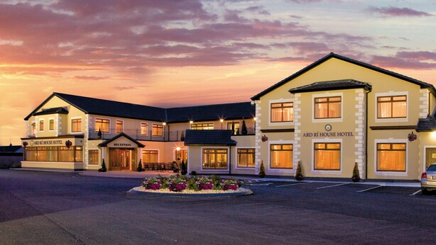 A hotel with a central building and a smaller annex. - Ard Ri House Hotel (Tuam)
