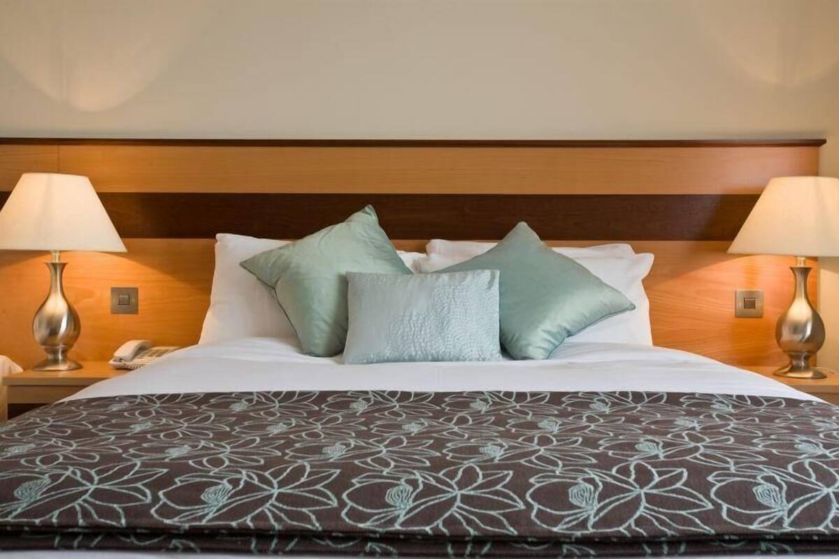 hypo-allergenic bedding, in-room safe, desk, laptop workspace