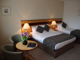 Ropa de cama hipoalergénica, caja fuerte, escritorio