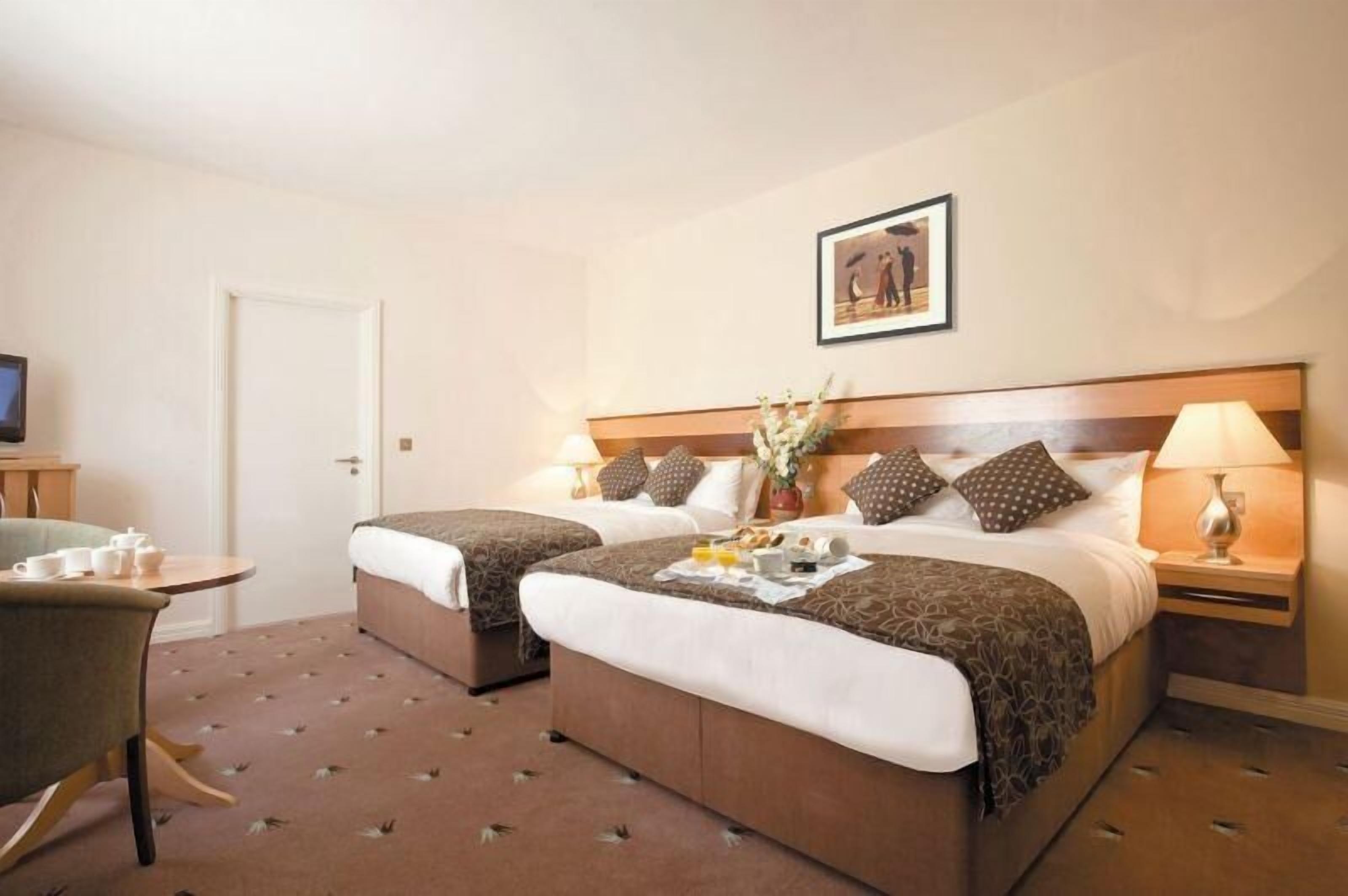 twin room, 2 single beds | hypo-allergenic bedding, in-room safe, desk, laptop workspace