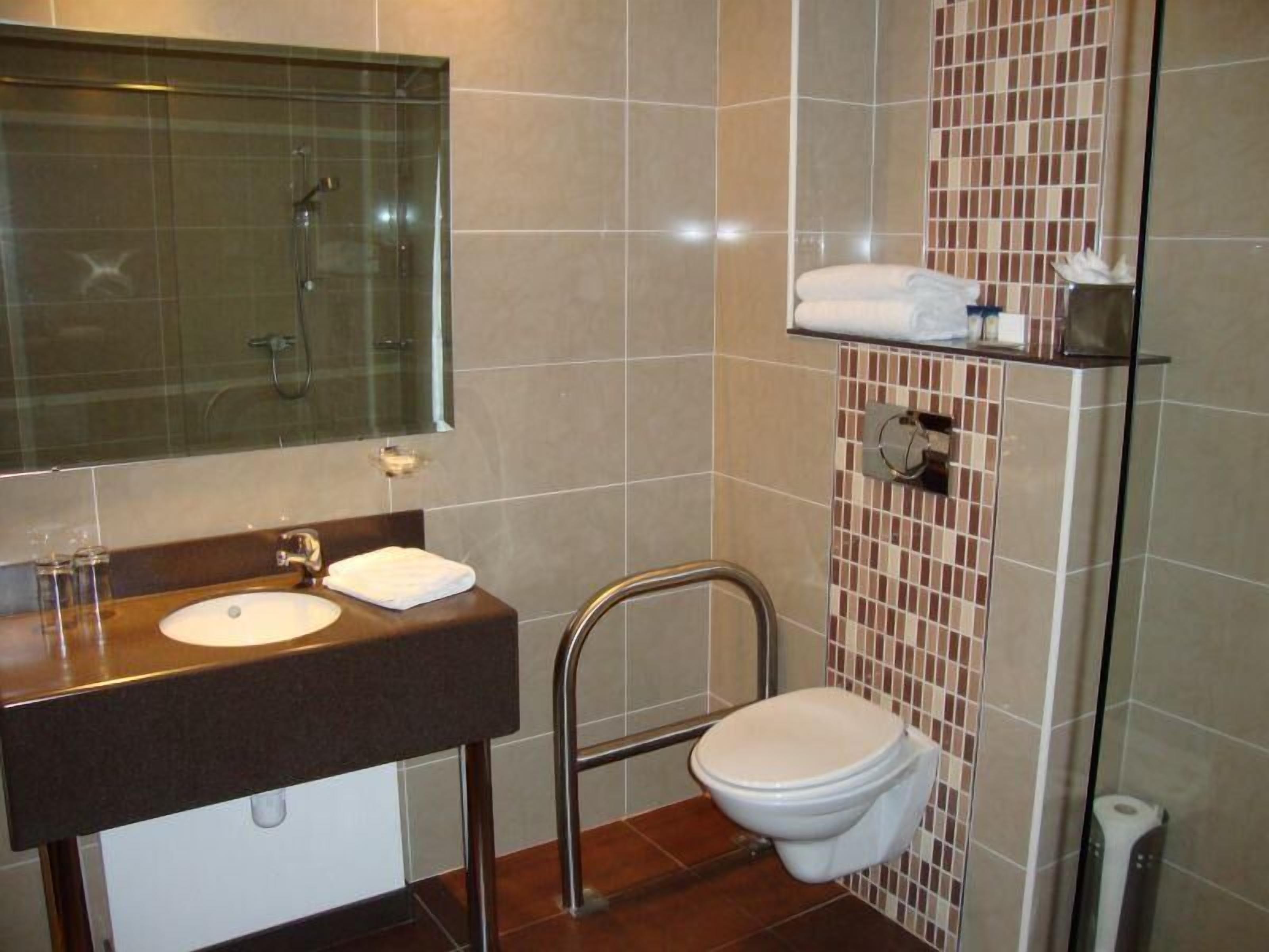 combined shower/bathtub, free toiletries, hair dryer, towels