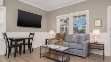 Bungalow #2 by Polo House and Bungalows | Área de sala de estar | Televisión de pantalla plana de 43 pulgadas con canales por cable