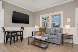 Bungalow #2 by Polo House and Bungalows | منطقة المعيشة | تلفزيون بشاشة مسطحة بحجم 43-بوصة يعرض قنوات تلفزيونية باشتراك مدفوع