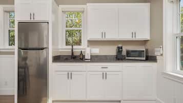 Studiosuite – executive, 1 kingsize-seng med sovesofa, tekjøkken, utsikt mot høyde | Eget kjøkken | Kjøleskap, mikrobølgeovn, kaffetrakter/tekoker og fryser