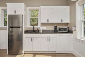 Madera | Private kitchen | Full-size fridge, microwave, coffee/tea maker, freezer - Polo House and Bungalows (Santa Ynez)