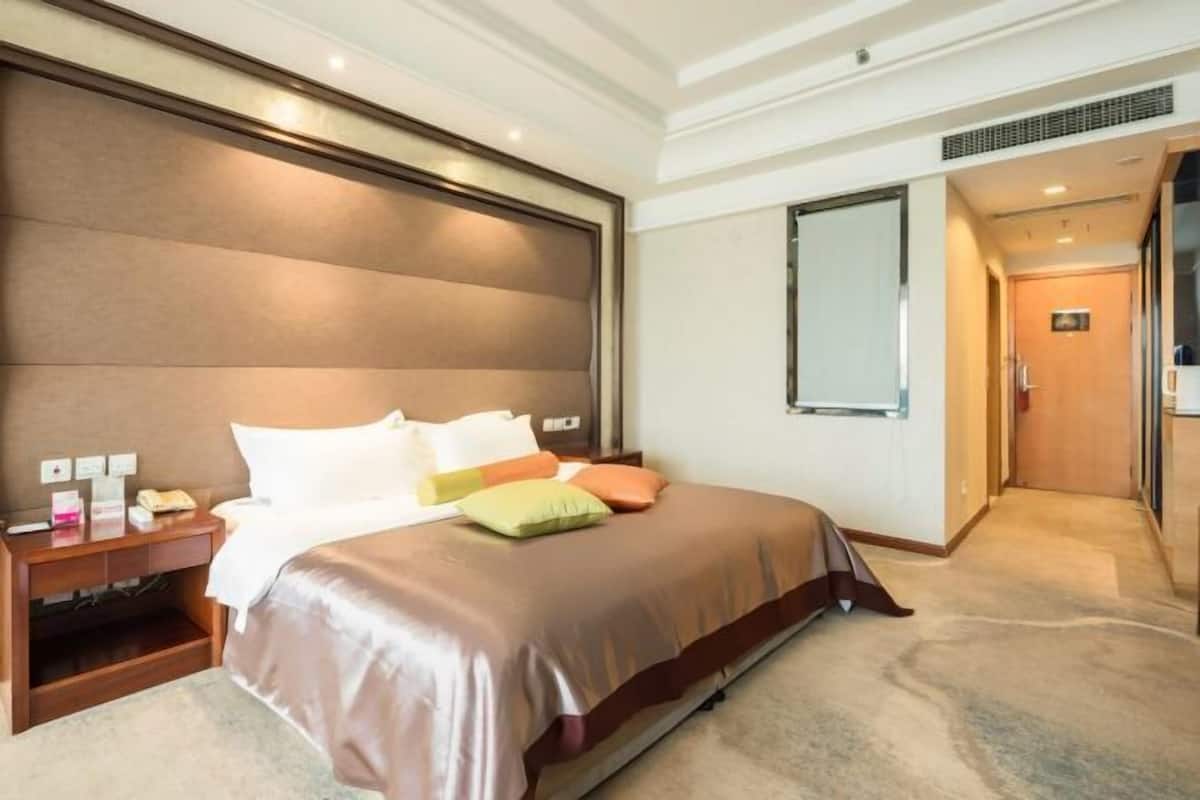 In-room safe, desk, iron/ironing board, free WiFi