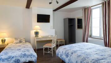 Triple Room | Premium bedding, minibar, in-room safe, desk