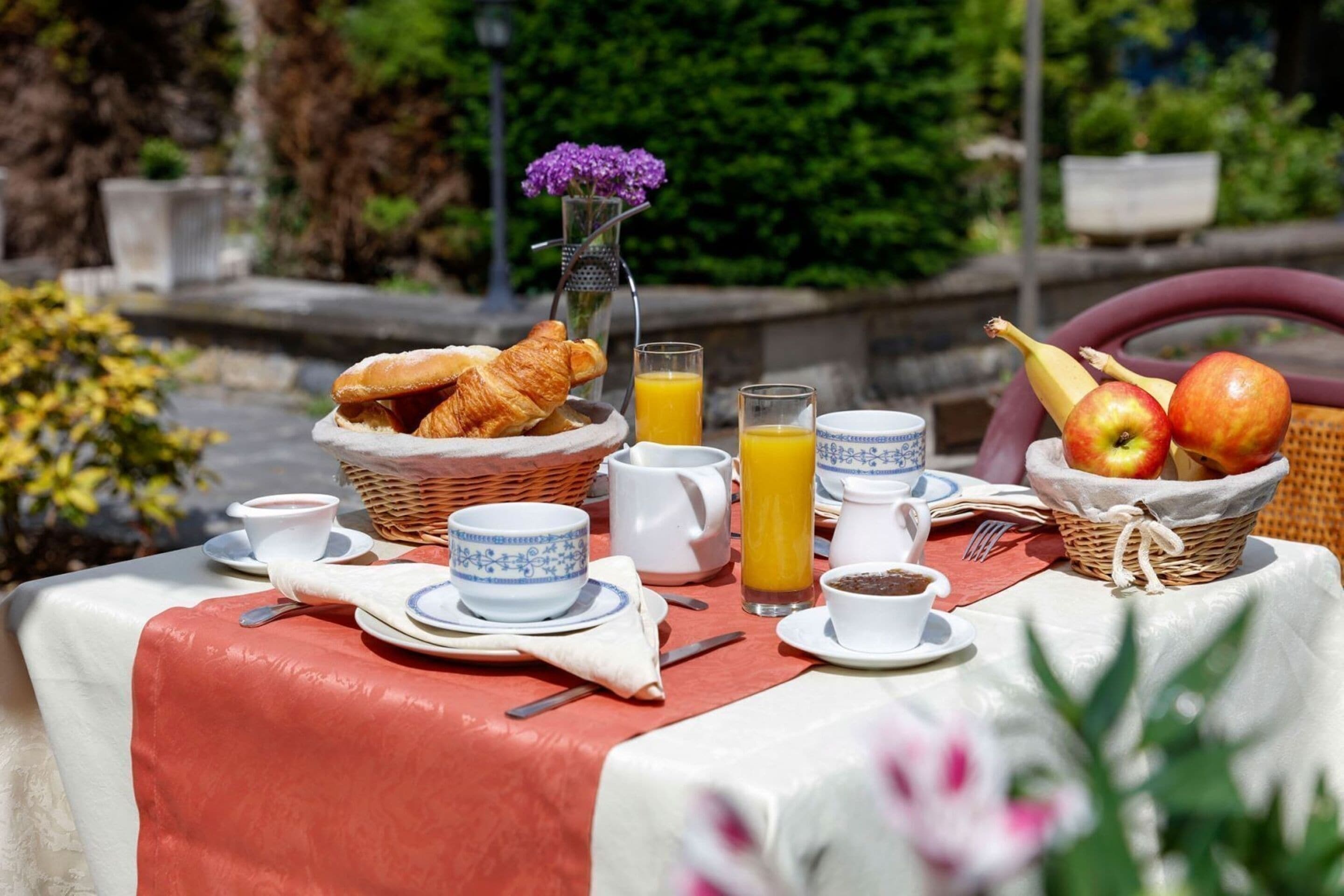 Desayuno buffet diario (EUR 14 por persona)
