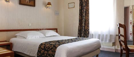 고급 침구, 미니바, 객실 내 금고, 책상