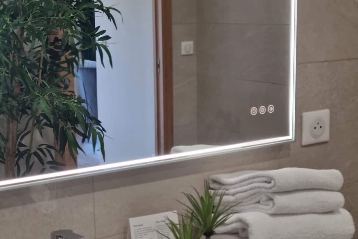 junior suite, terrace | bathroom | free toiletries, hair dryer, towels