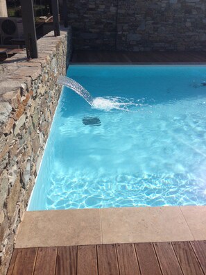 Außenpool (je nach Saison geöffnet), Sonnenschirme, Liegestühle