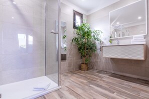 Suite junior, Terraza | Baño | Amenidades de baño gratuitas, secadora de cabello, toallas