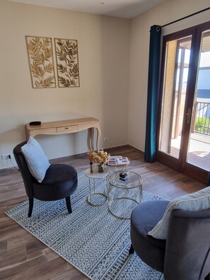 Phòng Suite Junior, hiên | Minibar, két bảo mật tại phòng, bàn, màn/rèm cản sáng 