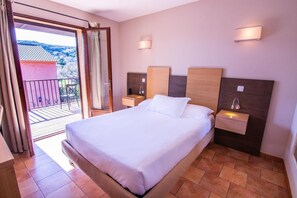 Phòng đôi Tiêu chuẩn, hiên | Minibar, két bảo mật tại phòng, bàn, màn/rèm cản sáng 