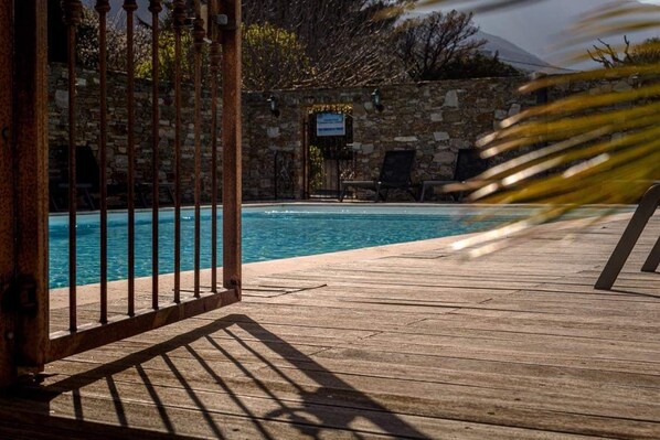 Außenpool (je nach Saison geöffnet), Sonnenschirme, Liegestühle