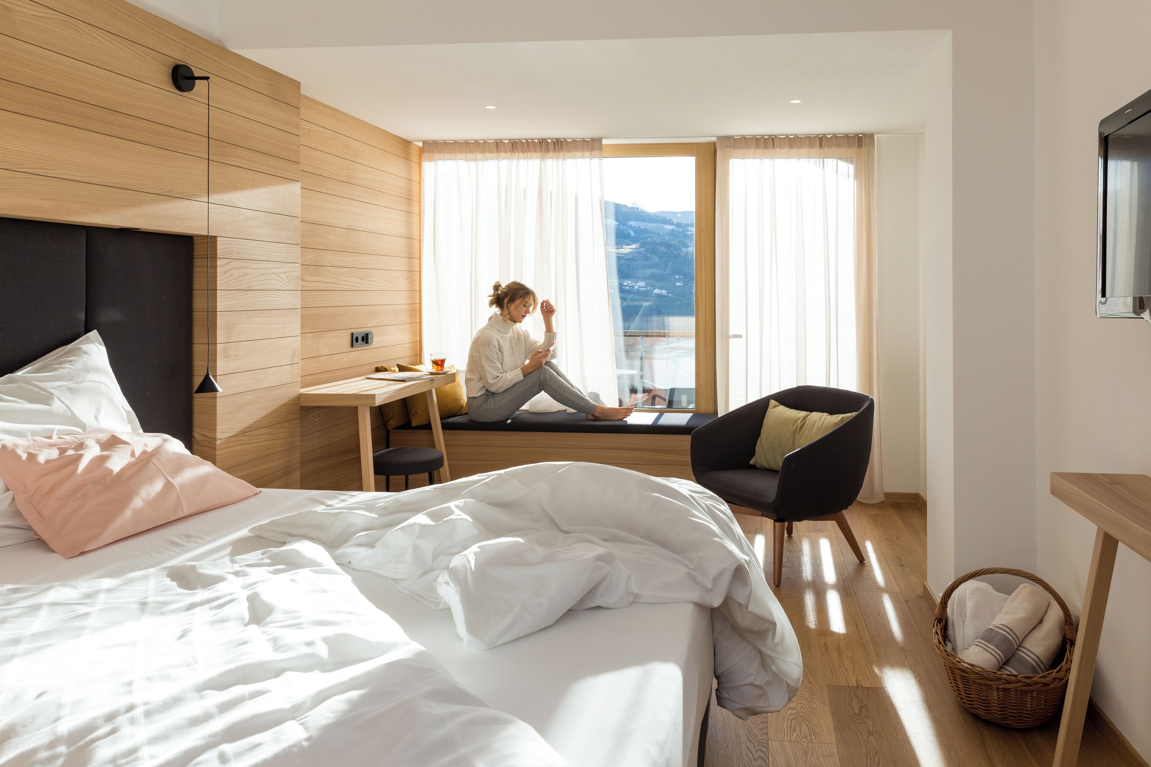 Hypo-allergenic bedding, minibar, in-room safe, desk