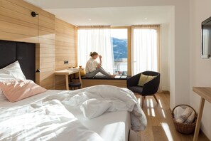 Hypo-allergenic bedding, minibar, in-room safe, desk