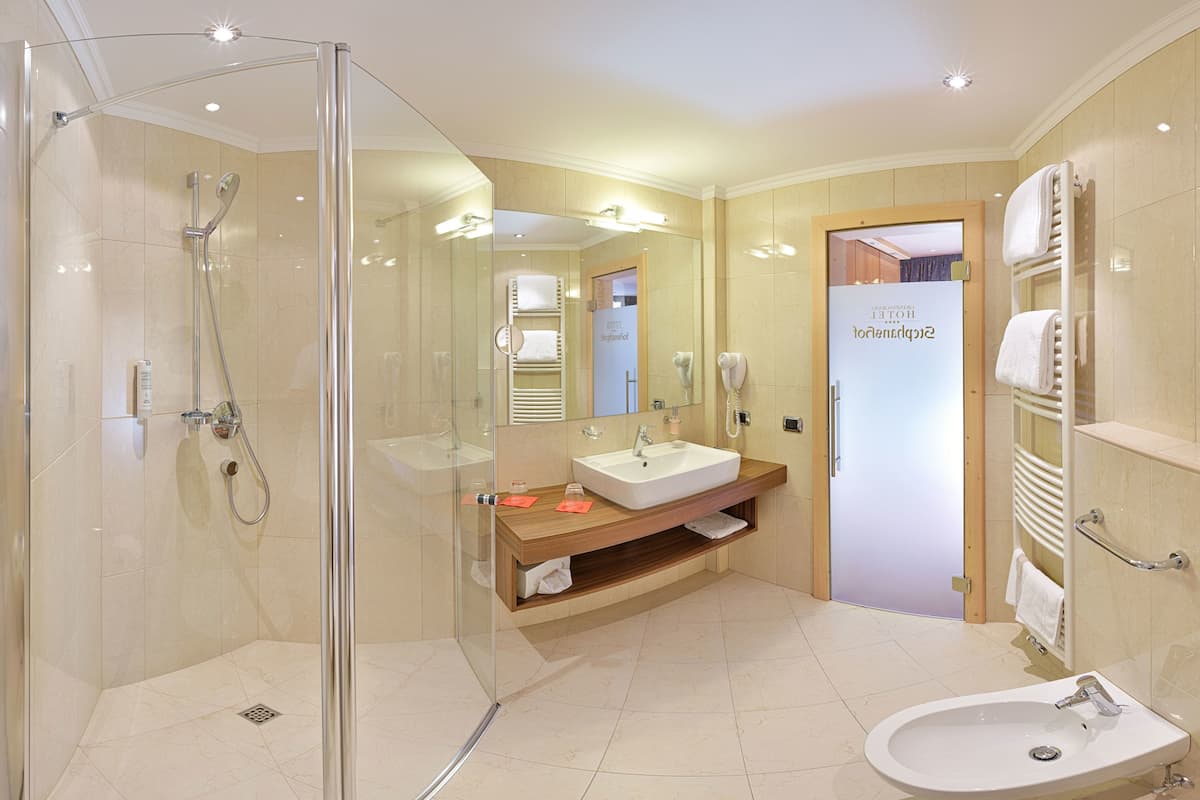 quadruple room, 2 bedrooms, balcony | bathroom | free toiletries, hair dryer, bathrobes, towels