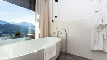 Hypo-allergenic bedding, minibar, in-room safe, desk