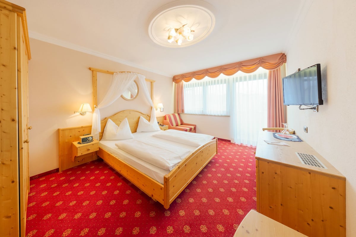 Kamar Double Standar, balkon, pemandangan gunung | 1 kamar tidur, seprai antialergi, minibar, dan brankas