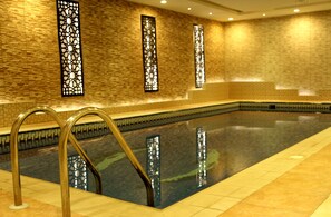 Kolam renang tertutup