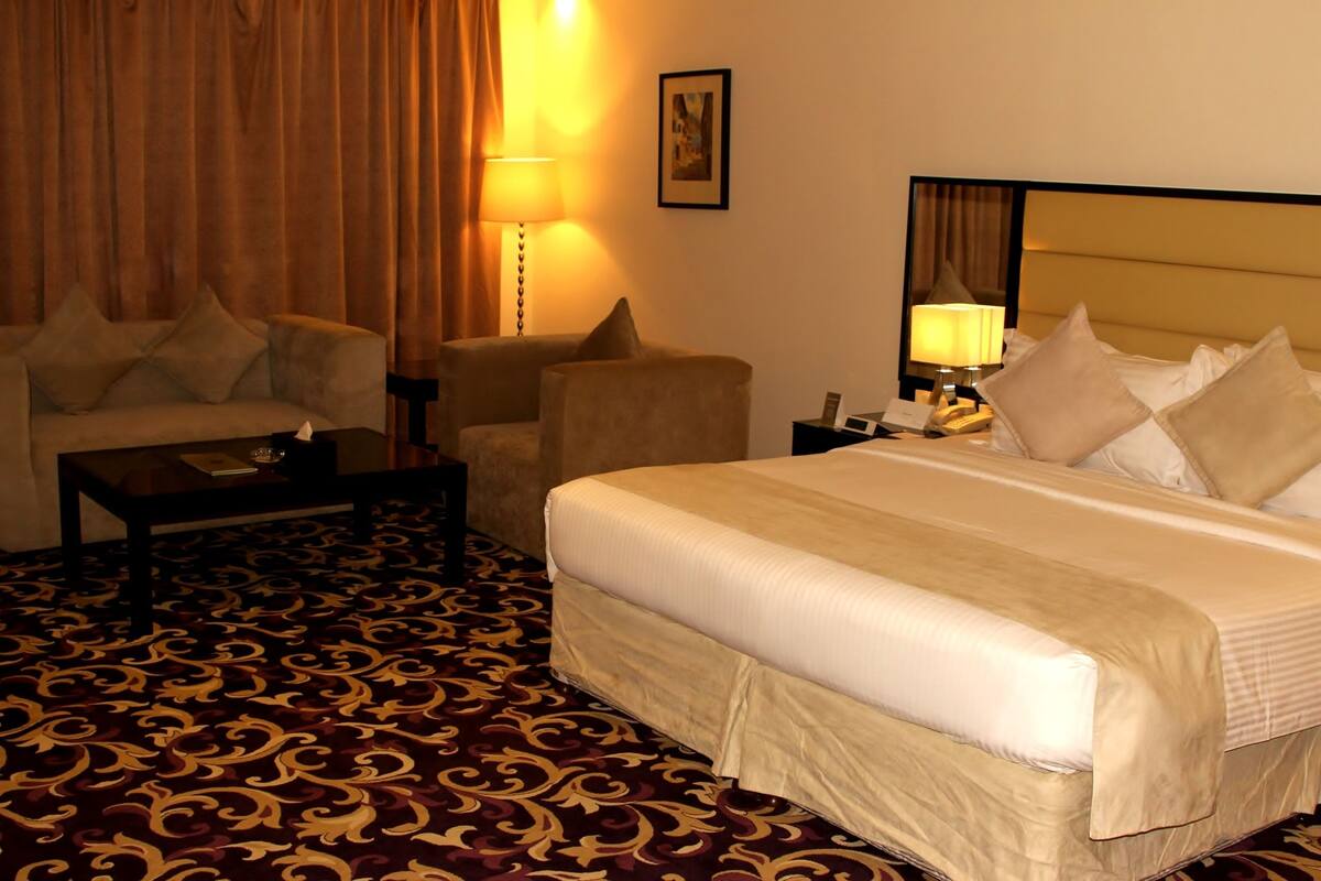 Peralatan tempat tidur premium, bar mini, peti besi dalam bilik