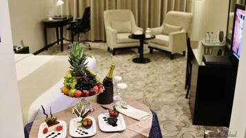 Peralatan tempat tidur premium, bar mini, peti besi dalam bilik