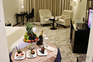 Peralatan tempat tidur premium, bar mini, peti besi dalam bilik