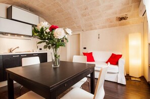 Standard Apartment, 1 Bedroom, Terrace | In-room dining - Carpe Diem (Monopoli)