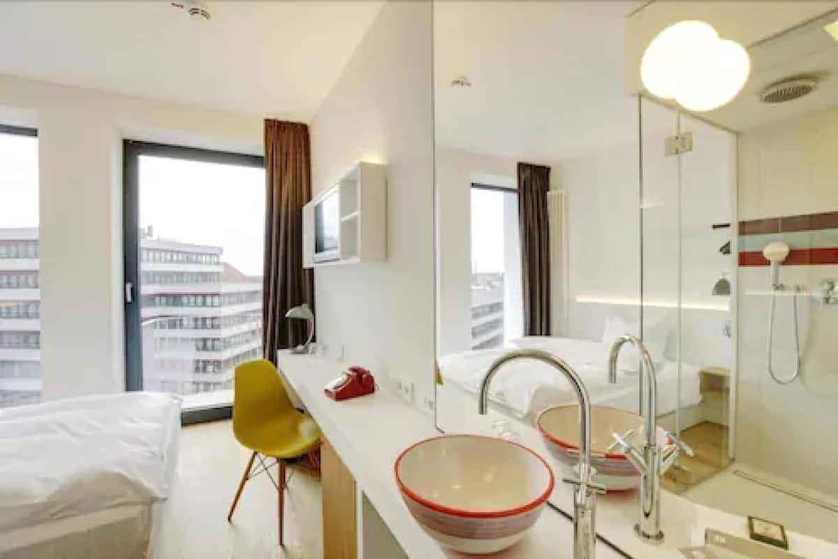 Luxe beddengoed, pillowtop-bedden, een kluis op de kamer