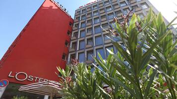 Vista frontal de la propiedad