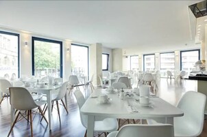 Desayuno buffet diario (EUR 17.5 por persona)