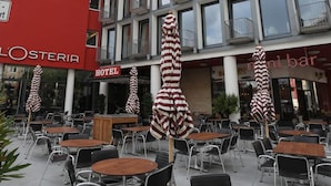 A hotel with outdoor seating and a red facade. - Smartcity Designhotel (Hannover)