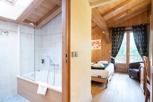 Quarto triplo | Cofres nos quartos, escrivaninha, espaço de trabalho para notebook