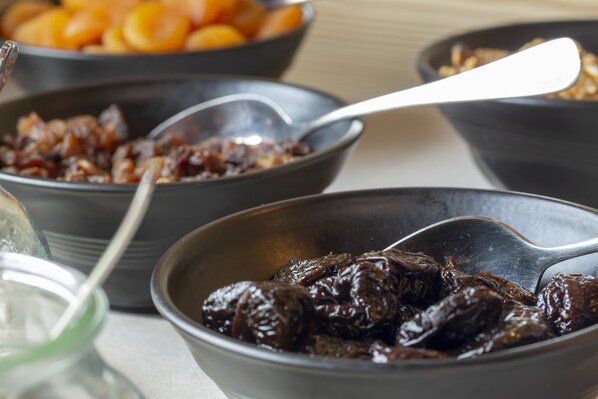 Recipientes de comida con cucharas.