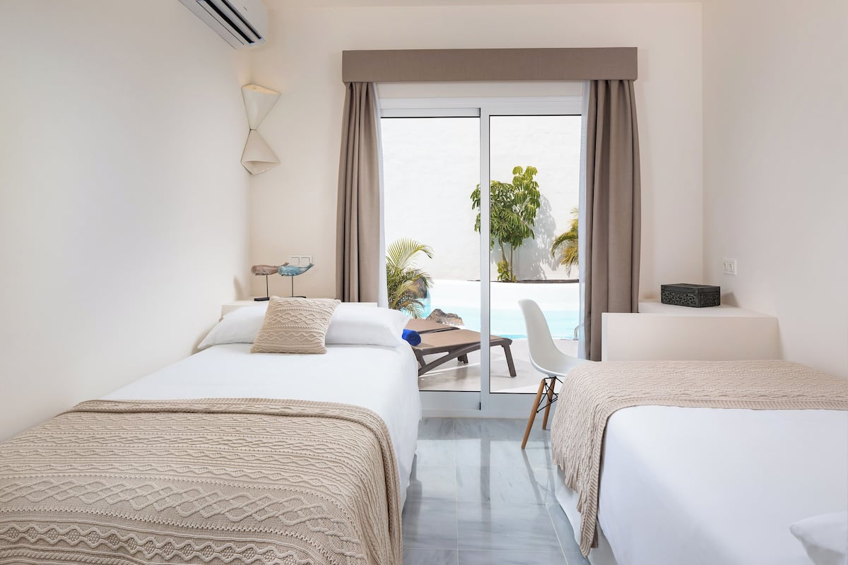 Premium bedding, in-room safe, desk, iron/ironing board
