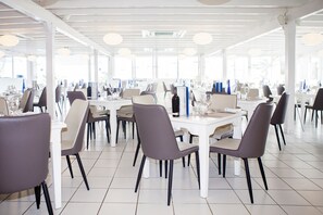 Petit déjeuner, déjeuner et dßner servis sur place