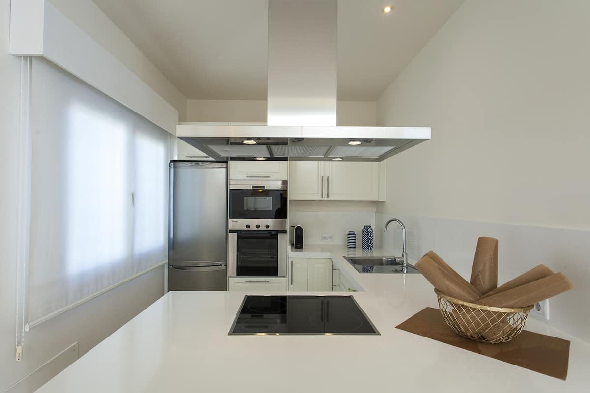 full-sized fridge, microwave, stovetop, dishwasher