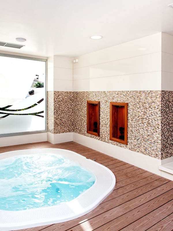 Couples treatment rooms, sauna, hot tub, steam room, Turkish bath