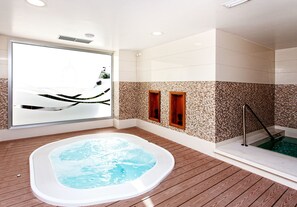 Salas de tratamiento para parejas, sauna y tina de hidromasaje 
