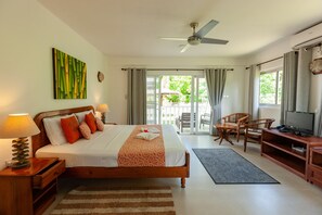 Vila, pemandangan laut | 1 kamar tidur, seprai antialergi, dan tempat tidur Select Comfort