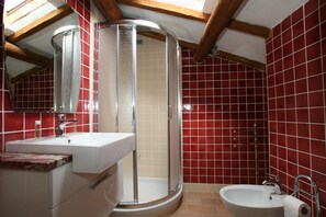 Double Room, City View, Annex Building | Bathroom | Shower, free toiletries, hair dryer, towels - Medieval House (Viterbo)