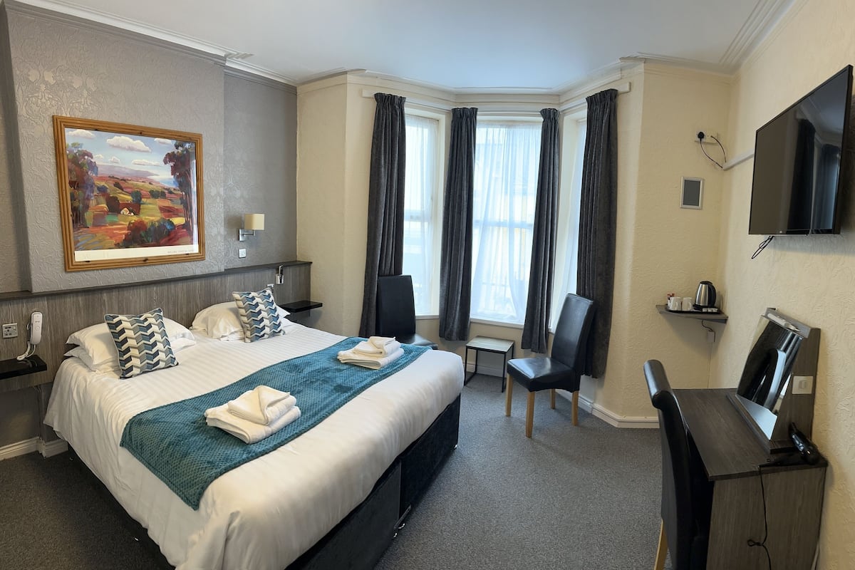 Deluxe tweepersoonskamer, en-suite badkamer | Een strijkplank/strijkijzer, babybedden, gratis wifi, beddengoed