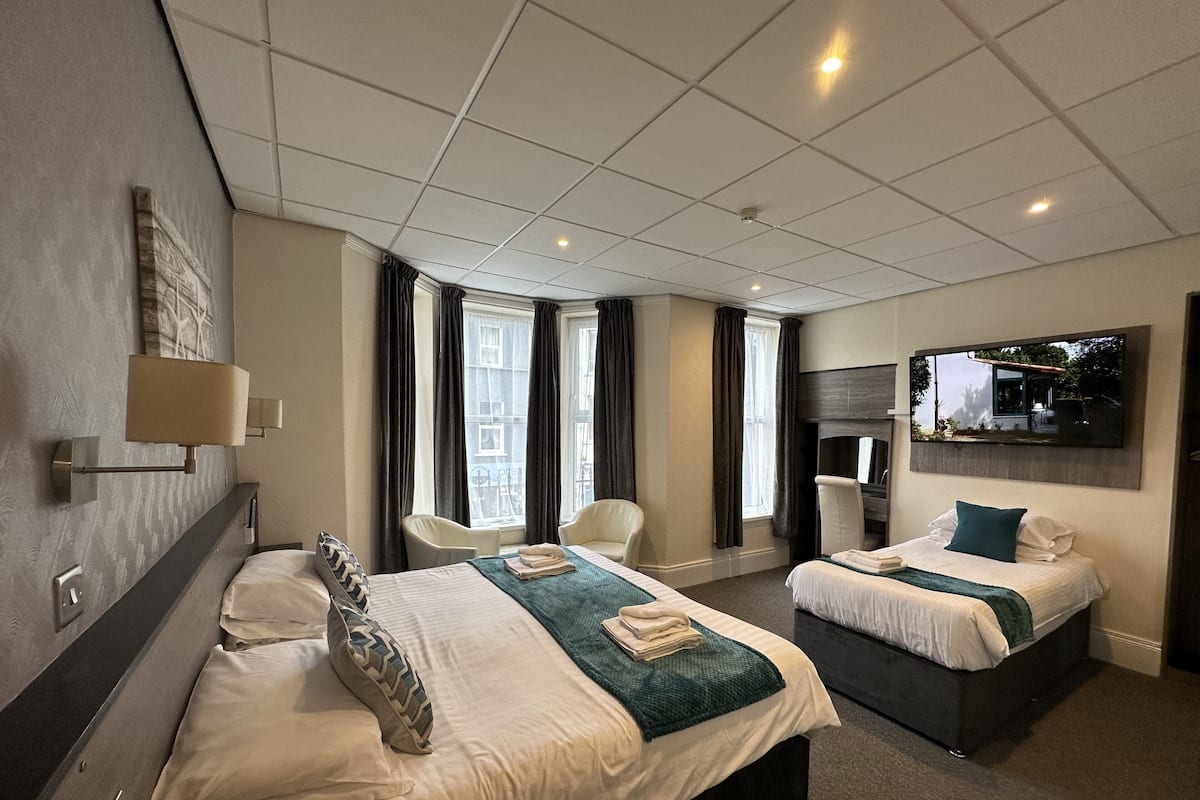 Eenvoudige Twin kamer, en-suite badkamer | Een strijkplank/strijkijzer, babybedden, gratis wifi, beddengoed