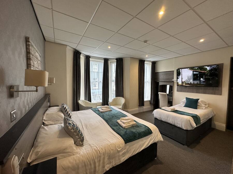 Quarto duplo básico, suíte | Ferros/tábuas de passar roupa, berços (sobretaxa), Wi-Fi de cortesia