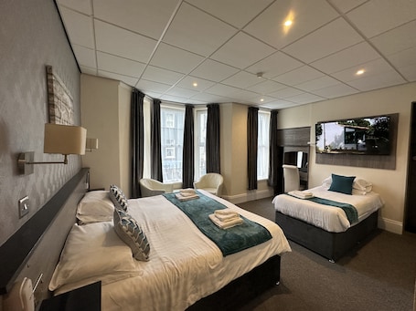Basic Twin Room, Ensuite. The Port Hotel